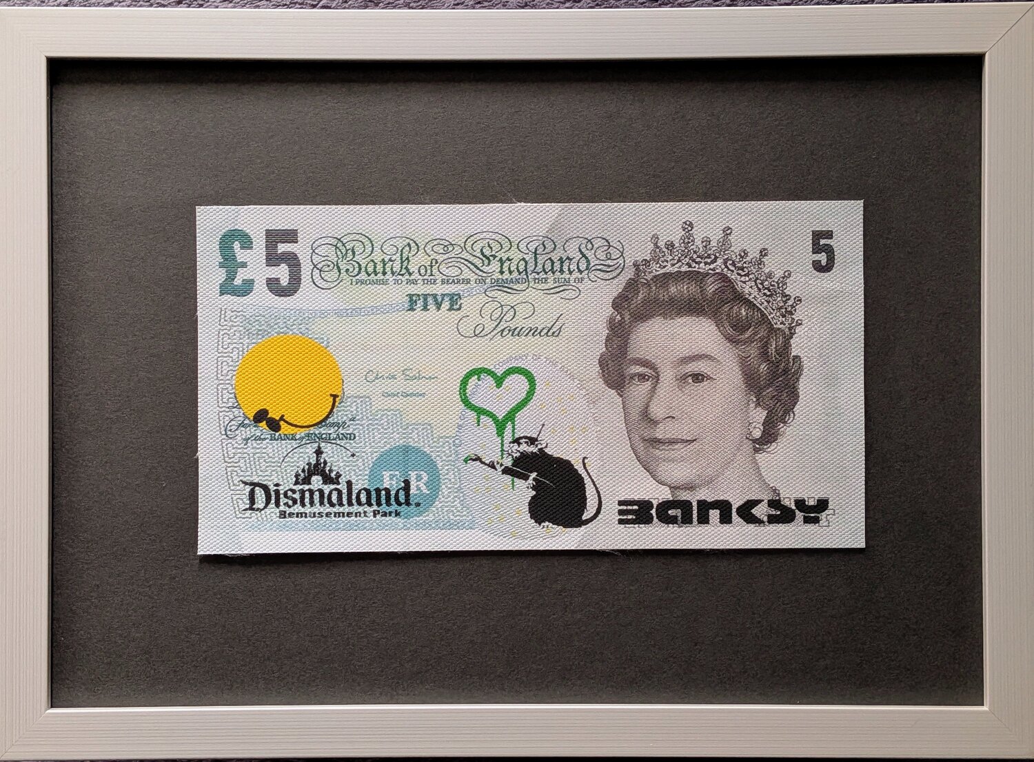 Dismal Canvas Rat with green heart - 5 pounds note on canvas, 2015 Banksy Druck zu verkaufen