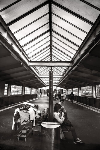 People at a station in Berlin in the afternoon. di ihsan Okur, Digitale in vendita su Singulart