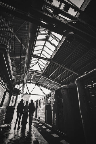 People and architectural details at a train station in Berlin. di ihsan Okur, Fotografia in vendita su Singulart