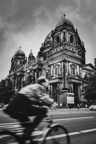 A street view from Berlin with the Berlin cathedral in the background. van ihsan Okur, Digitaal te koop op Singulart