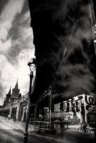 Wide angle architectural view on the oberbaum bridge in Berlin. di ihsan Okur, Digitale in vendita su Singulart
