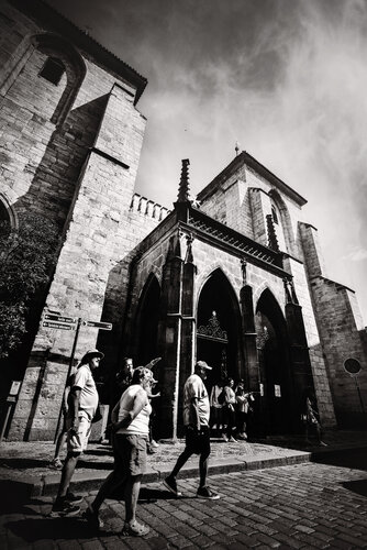A street photo in Prague with magnificent architecture in the background. von ihsan Okur, Digital kaufen auf Singulart