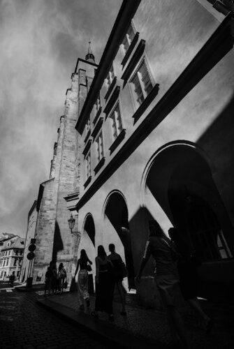 People and mystical architecture in Prague. de ihsan Okur, Digital a la venta en Singulart