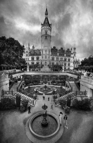 Castle Schwerin (Germany) on a gloomy day . B&W. di ihsan Okur, Digitale in vendita su Singulart