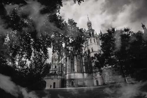 Castle Schwerin (Germany) on a gloomy day . wide angle - B&W. par ihsan Okur, Digital en vente sur Singulart