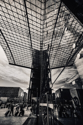 Reflections and human silhouettes at the entrance to the Berlin Train Station. de ihsan Okur, Fotografía a la venta en Singulart