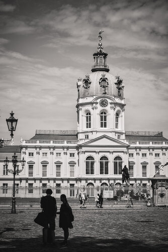 Charlottenburg Palace and silhouettes of a couple in the foreground. di ihsan Okur, Fotografia in vendita su Singulart