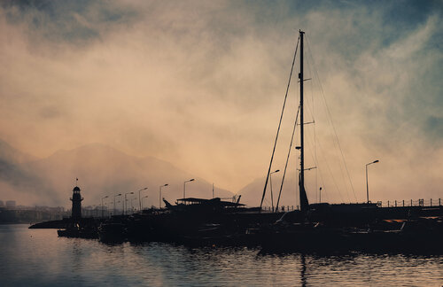 Foggy harbor. par ihsan Okur, Photographie en vente sur Singulart