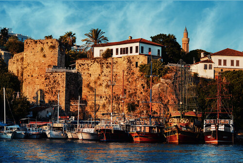 Antalya Harbor at Sunset. par ihsan Okur, Photographie en vente sur Singulart