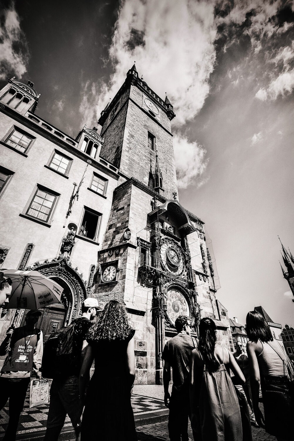People in front of Prague Clock Tower. Wide angle,  B&W . ihsan Okur Fotografia in vendita