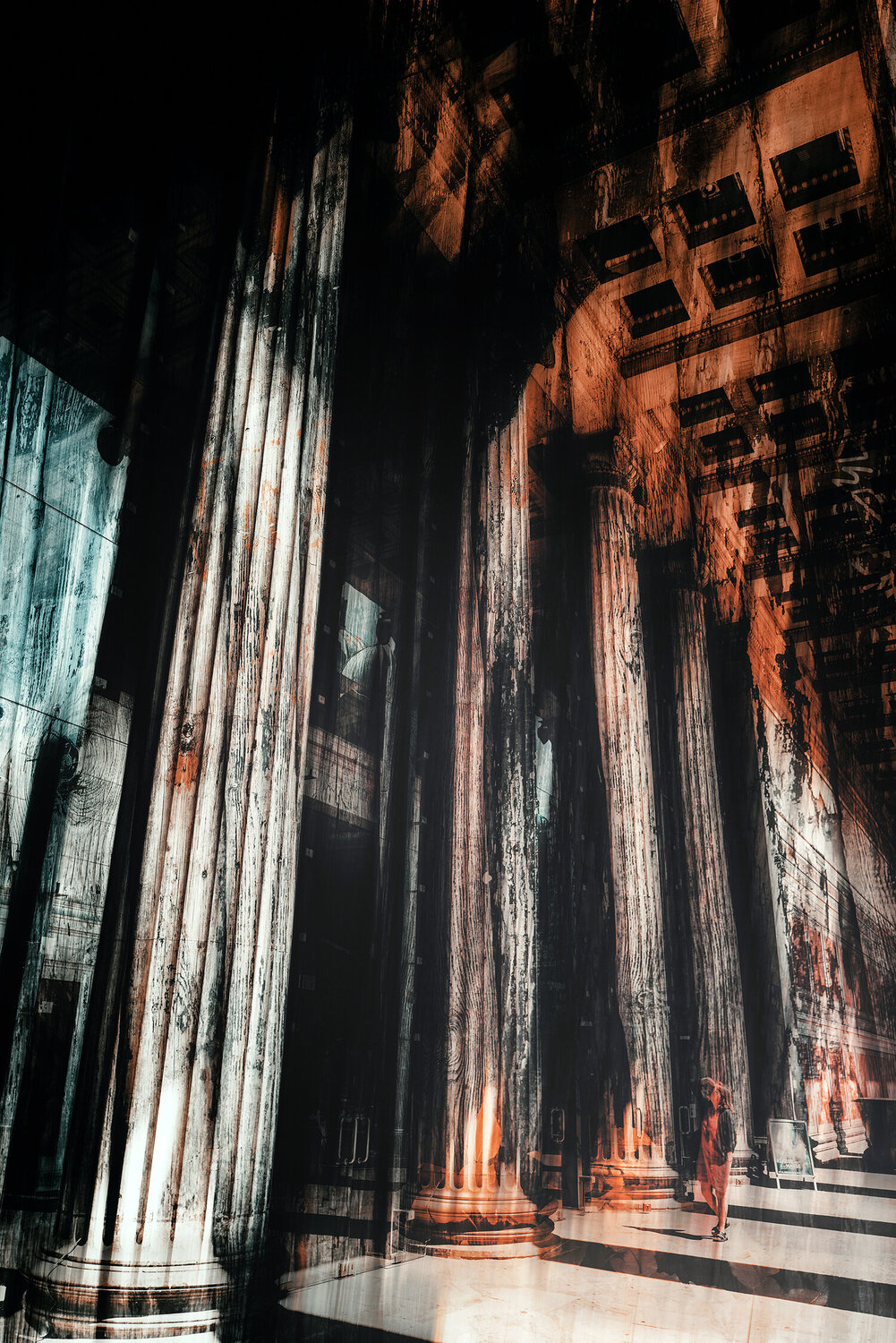 A girl (figure) walking between columns in Berlin. ihsan Okur Fotografie zu verkaufen