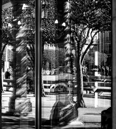LA CALLE SE MUEVE par Jose Maria Lamo de Espinosa Michels de Champourcin, Photographie en vente sur Singulart