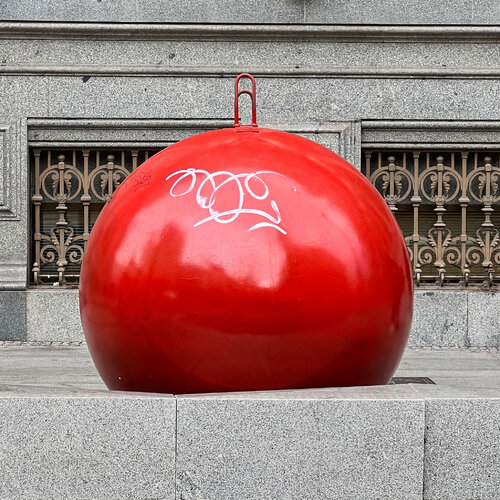 BOLA CON GRAFITTI van Jose Maria Lamo de Espinosa Michels de Champourcin, Fotografie te koop op Singulart