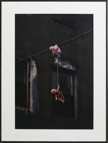 Dolls on Phone Line par Monica Shulman, Photographie en vente sur Singulart