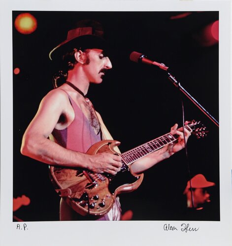 Frank Zappa with a Gibson SG von Alan Herr, Fotografie kaufen auf Singulart