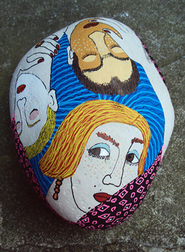 Anti Wojna, colorierter Nordseestein, Urheberrecht Katharina Kretschmer par Katharina Kretschmer, Autres supports en vente sur Singulart