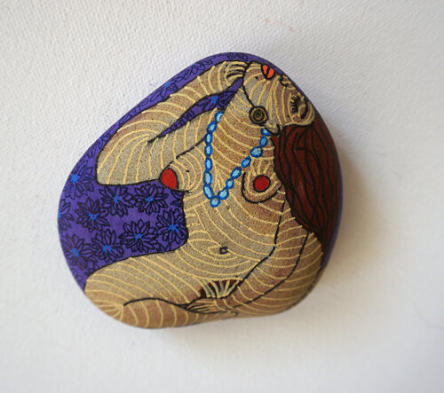 (Kleine) Sinnliche II, colorierter Nordseestein, Urheberrecht Katharina Kretschmer van Katharina Kretschmer, Schilderij te koop op Singulart