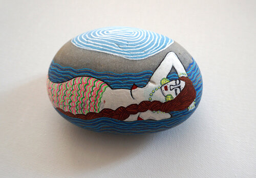 Vom Frieden Träumende, colorierter Nordseestein, Urheberrecht Katharina Kretschmer by Katharina Kretschmer, Painting for Sale on Singulart