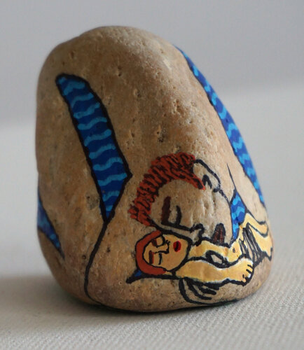 (Kleine) Innigkeit, colorierter Ostseestein, Urheberrecht Katharina Kretschmer von Katharina Kretschmer, Malerei kaufen auf Singulart