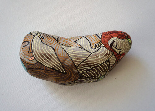 (Kleiner) Liebesrausch, colorierter Nordseestein, Urheberrecht Katharina Kretschmer van Katharina Kretschmer, Schilderij te koop op Singulart