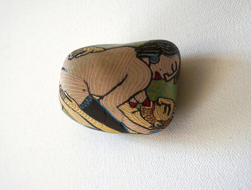 (Kleines) Begehren, colorierter Ostseestein, Urheberrecht Katharina Kretschmer Katharina Kretschmer