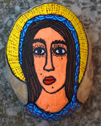 Kleine Madonna, colorierter Kieselstein, Urheberrecht Katharina Kretschmer van Katharina Kretschmer, Schilderij te koop op Singulart