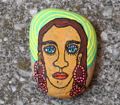 Kleine Madonna II, colorierter Kieselstein, Urheberrecht Katharina Kretschmer von Katharina Kretschmer, Malerei kaufen auf Singulart