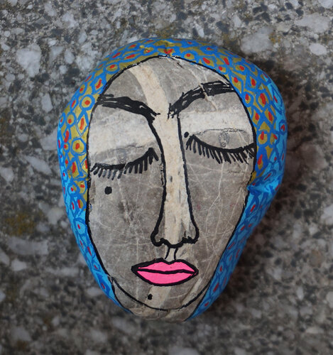 Kleine Madonna III, colorierter Kieselstein, Urheberrecht Katharina Kretschmer van Katharina Kretschmer, Schilderij te koop op Singulart