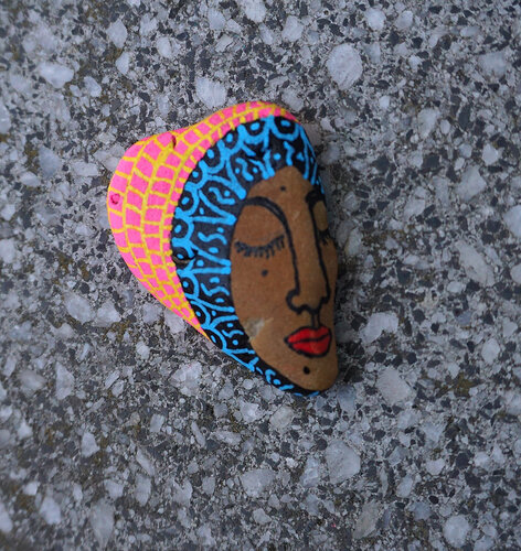 Kleine Madonna VIII, colorierter Kieselstein, Urheberrecht Katharina Kretschmer van Katharina Kretschmer, Schilderij te koop op Singulart