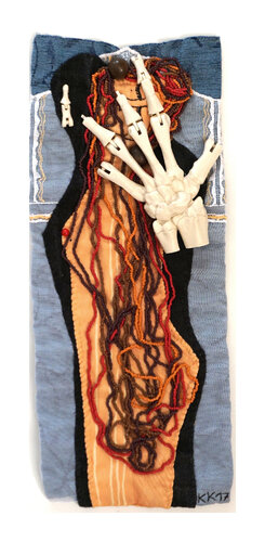 Der Tod und das Mädchen (Hingabe), Assemblage, Urheberrecht Katharina Kretschmer di Katharina Kretschmer, Tessile in vendita su Singulart