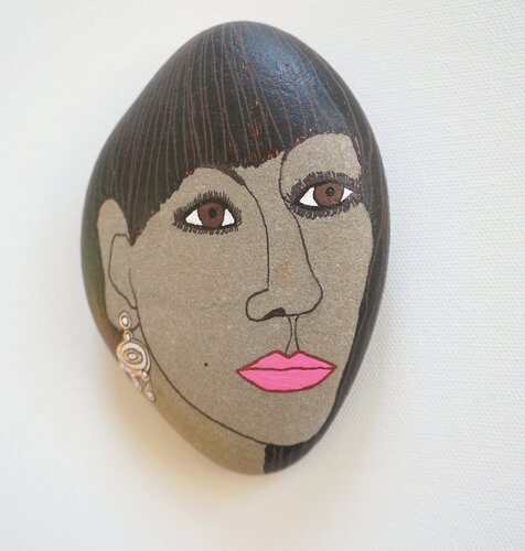 Evelin, colorierter Nordseestein, Urheberrecht Katharina Kretschmer Katharina Kretschmer