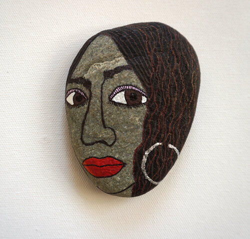 Brigita, colorierter Nordseestein, Urheberrecht Katharina Kretschmer van Katharina Kretschmer, Schilderij te koop op Singulart