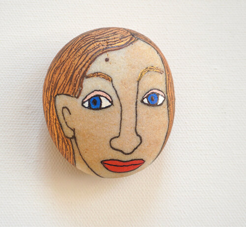 Jördis, colorierter Nordseestein, Urheberrecht Katharina Kretschmer van Katharina Kretschmer, Schilderij te koop op Singulart