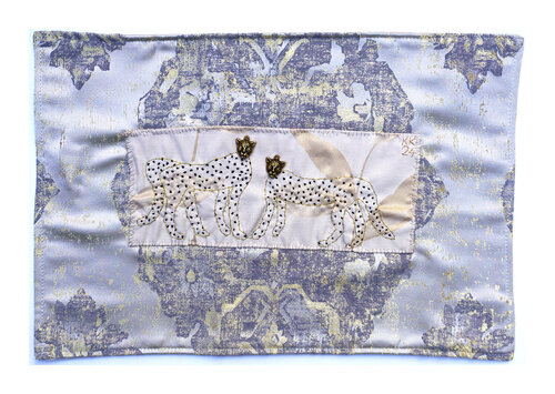 Zyklus Kleine Reise durchs Universum (Geparden), Applike (mit aussortierten Ohrringen), Urheberrecht Katharina Kretschmer von Katharina Kretschmer, Textil kaufen auf Singulart