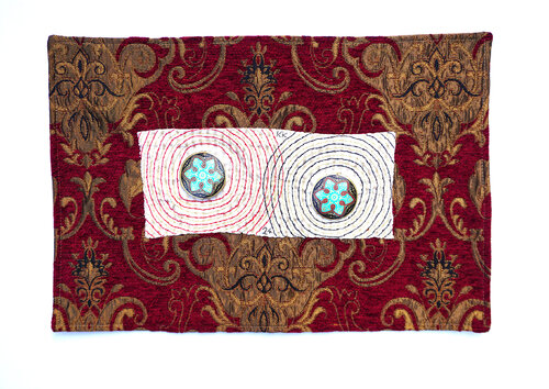 Zyklus Kleine Reise durchs Universum (Sonnen), Applike (mit aussortierten Ohrringen), Urheberrecht Katharina Kretschmer von Katharina Kretschmer, Textil kaufen auf Singulart