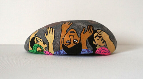 Wer sind wir (Sinjar), colorierter Nordseestein, Urheberrecht Katharina Kretschmer by Katharina Kretschmer, Painting for Sale on Singulart