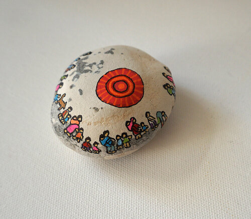 (Kleines) Sinjar (Auf der Flucht), colorierter Nordseestein, Urheberrecht Katharina Kretschmer by Katharina Kretschmer, Painting for Sale on Singulart