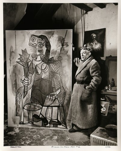 Picasso Standing with Painting von Richard Ham, Fotografie kaufen auf Singulart