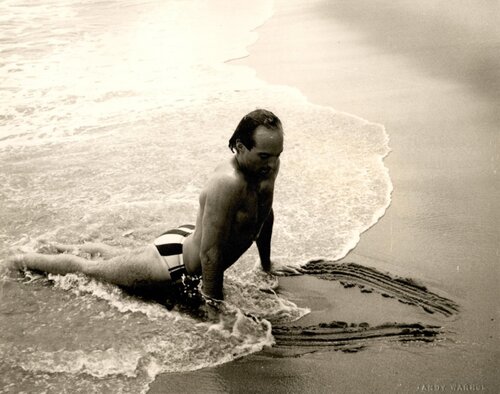 Jon Gould Upward Dog in Surf in Montauk von Andy Warhol, Fotografie kaufen auf Singulart