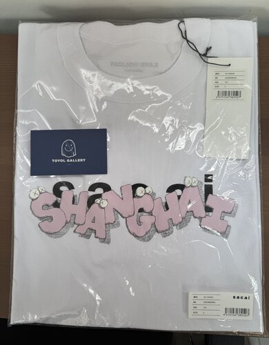 Kaws × Sacai - KAWS : HOLIDAY SHANGHAI - Sacai Tee (White) de KAWS, Téxtil a la venta en Singulart