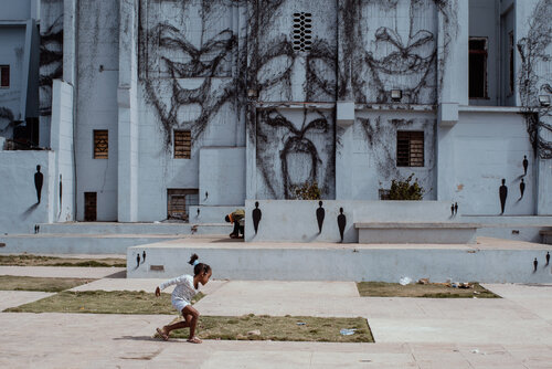 Girl and monsters von Francesco Pavia, Fotografie kaufen auf Singulart