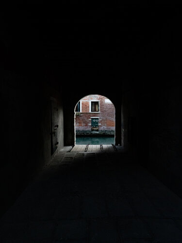 Venetian darkness de Fabio Accorrà, Fotografía a la venta en Singulart