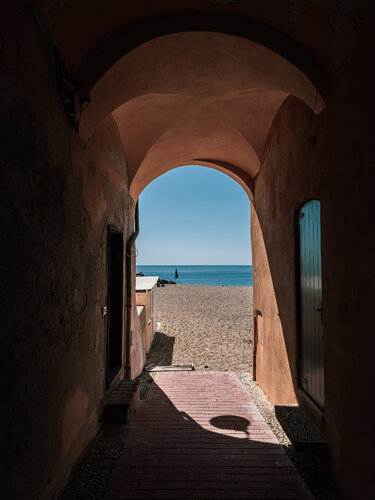 A glimpse of sea II van Fabio Accorrà, Fotografie te koop op Singulart
