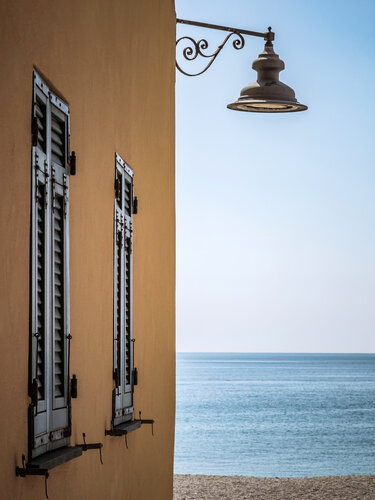 House on the sea von Fabio Accorrà, Fotografie kaufen auf Singulart