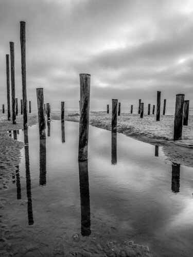 The poles on the beach de Fabio Accorrà, Fotografía a la venta en Singulart