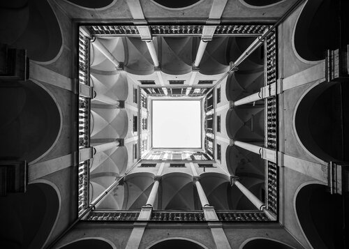 Inside the palace di Fabio Accorrà, Fotografia in vendita su Singulart