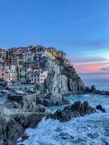 Manarola sunset par Fabio Accorrà, Photographie en vente sur Singulart