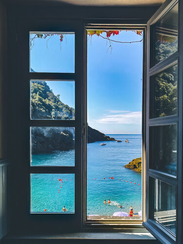 A window of beauty par Fabio Accorrà, Photographie en vente sur Singulart