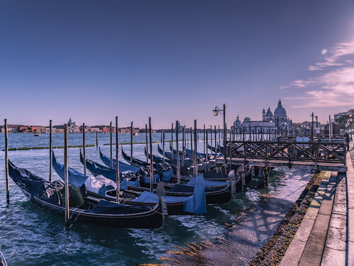 Sunset on gondole di Fabio Accorrà, Fotografia in vendita su Singulart