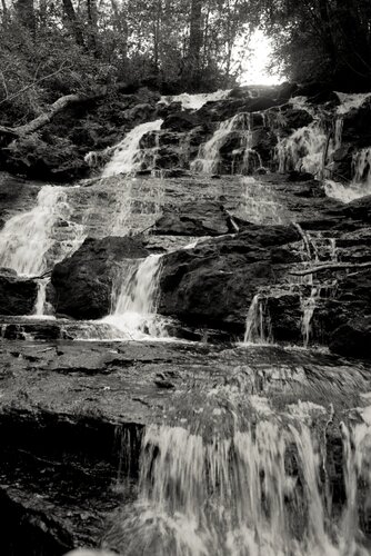 Cascade in Monochrome von Karlton McIver, Fotografie kaufen auf Singulart